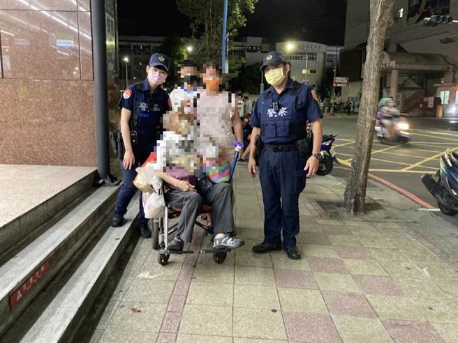 员警协助走失妇人联繫家属并陪同等候直到家属到场。（图／捷运警察队提供）