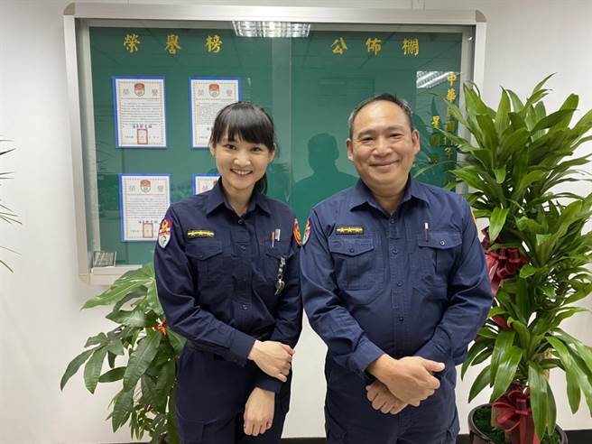警员刘永昌（右）、许纯瑜执行巡逻勤务，发现有妇人走失，立即帮忙联繫家人协助返家。（图／捷警队提供）