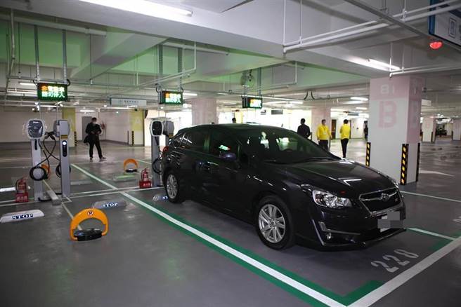 大港墘公园地下停车场电动汽车格位设有地锁，限制电动车才可停放。（张立勋摄）