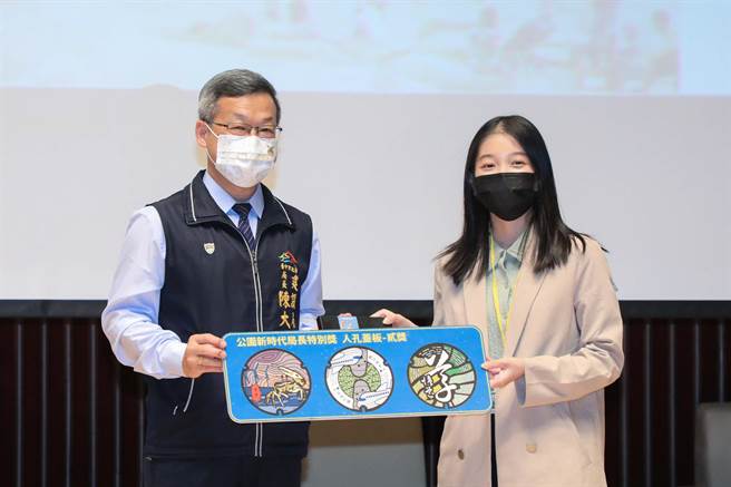 台中市府建設局長陳大田（左）頒發競圖比賽「特色公園遊戲場」、「花之道」、「陽光公廁」及「人孔蓋板」4類獎項、共28件作品獲獎。（台中市府提供／盧金足台中傳真）