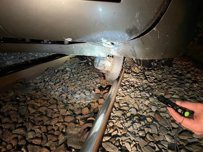 台铁昨晚发生一起死亡事故，车次2994从嘉义开往彰化的区间车，14日晚间11点左右行经田中与二水间的平交道时，撞上一名卧倒在平交道的80多岁徐姓老翁，老翁当场死亡。（民眾提供／吴建辉彰化传真）