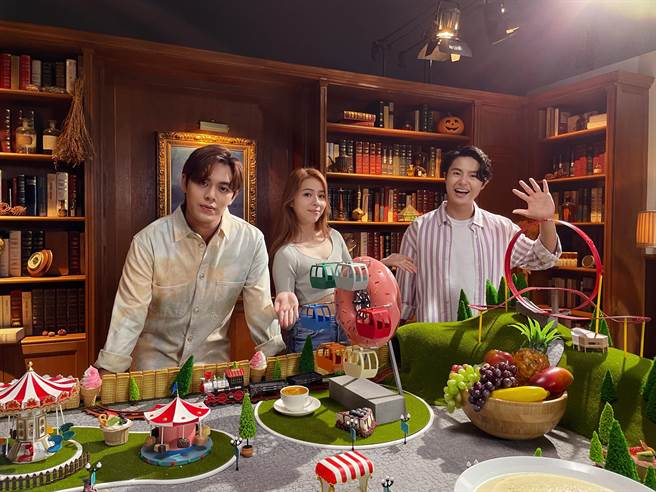 告五人雲安（左起）、犬青和哲謙對食物道具十分好奇。（相信音樂提供）