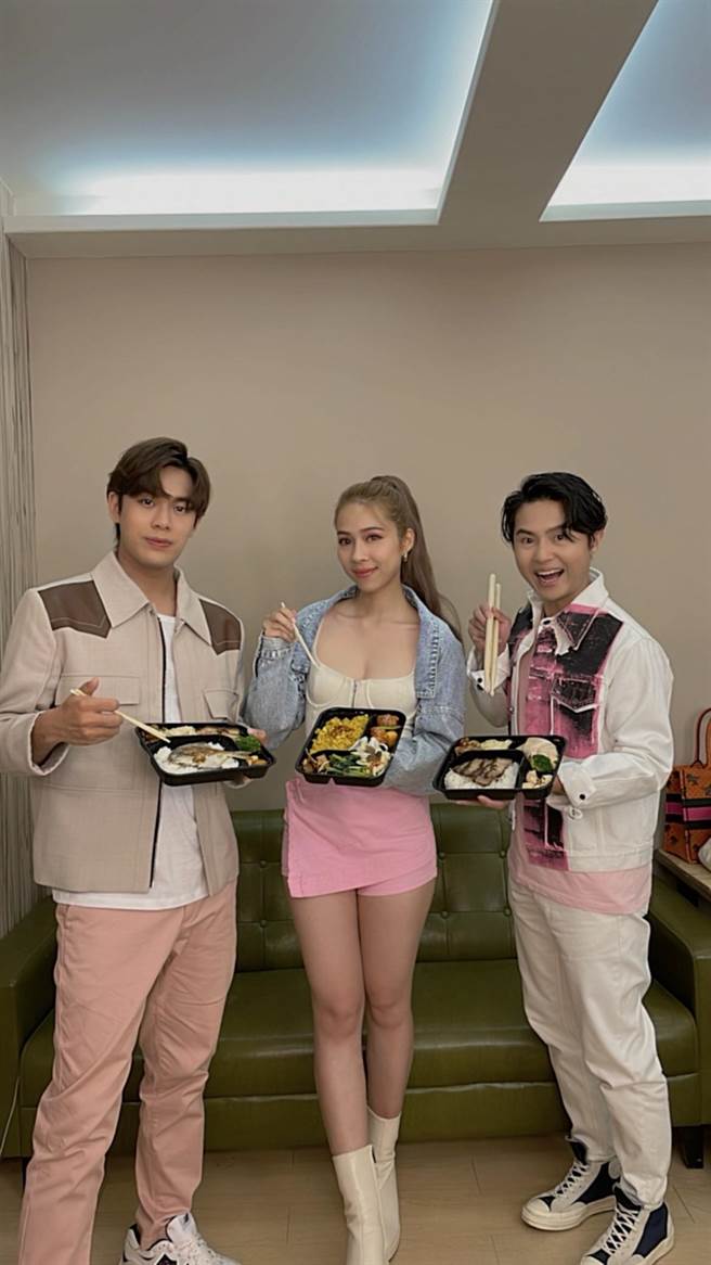 告五人雲安（左起）、犬青和哲謙滿足享用美味便當。（相信音樂提供）