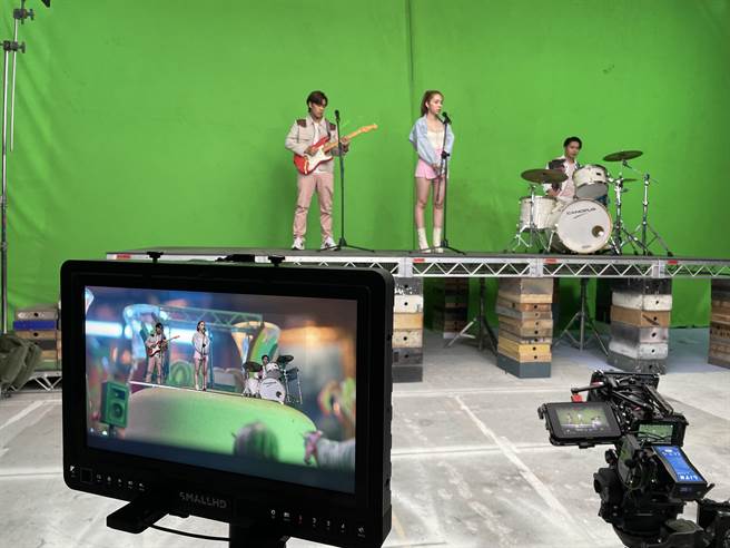 告五人在綠幕的拍攝現場發揮想像力演出。（相信音樂提供）