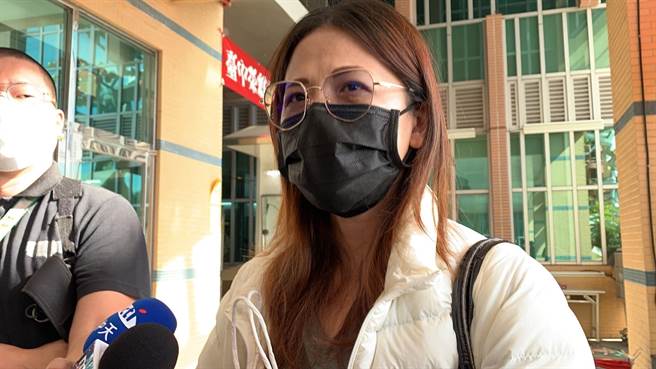 受傷的宋姓男大生母親證實兒子晚間就會轉到普通病房。（馮惠宜攝）