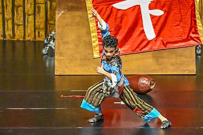 新竹縣學生舞蹈比賽，民俗舞國小個人組由中山國小呂宥廷奪得第1名。（縣府提供／羅浚濱新竹傳真）