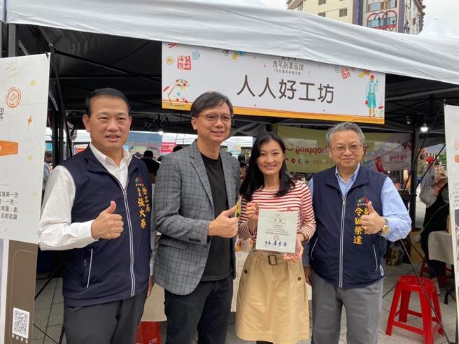 台中市劳工局举办「青年创业品牌特色标章遴选」及「光復新村青创基地座椅设计竞赛」，颁奖表扬，并推出市集展售。（台中市劳工局提供／陈淑芬台中传真）