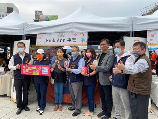 台中市劳工局举办「青年创业品牌特色标章遴选」及「光復新村青创基地座椅设计竞赛」，颁奖表扬，并推出市集展售。（台中市劳工局提供／陈淑芬台中传真）