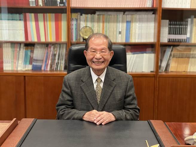 （台北市不動產開發商業同業公會日前完成第18屆理監事改選，這屆改選最具話題性的，就是新任理事長，為橫跨金融業、政壇及建築業的全陽建設董事長陳勝宏，是建商老闆中罕見的「三棲」資歷，為歷任公會龍頭首見。圖∕蔡惠芳)