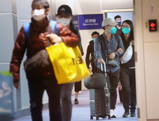 圖為在桃園機場入境管制區內，剛下機的旅客準備通關入境。（示意圖/資料照/范揚光攝）