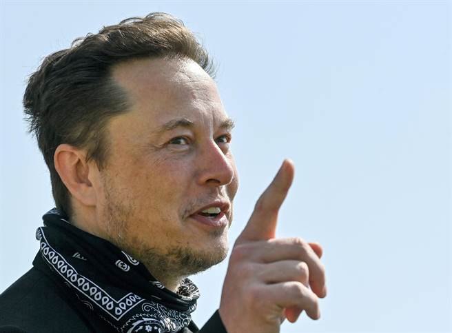 马斯克（Elon Musk）推特呛联邦参议员桑德斯：「我还以为你早死了。」