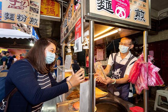 使用无现金支付就可以凭消费记录到服务台玩转盘换美食抵用券。（内湖737商圈提供）