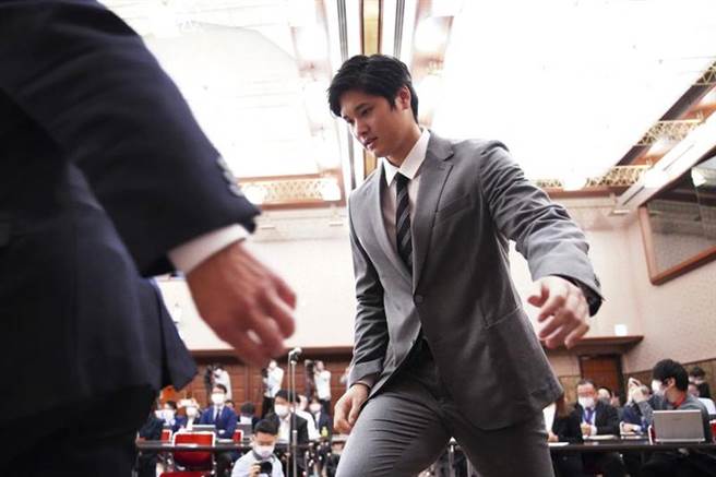 天使隊大谷翔平返回日本，出席當地記者會。（美聯社）