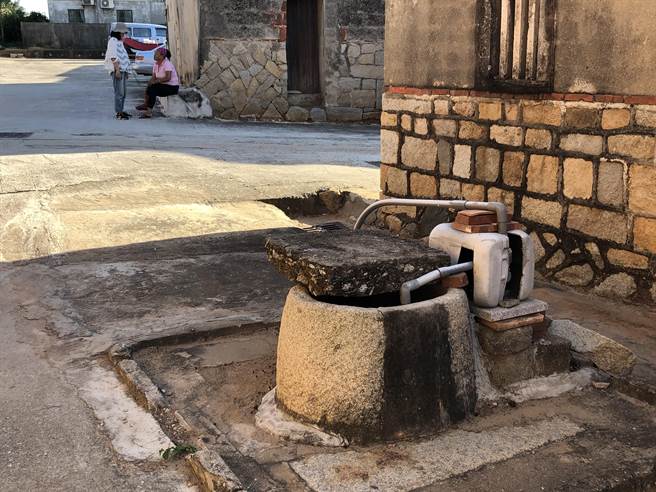 藏興古厝大門口的古井，訴說一些陳年往事。（李金生攝）