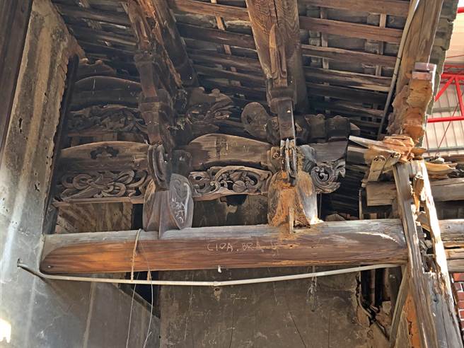 藏興古厝的棟架頗為精美，已編號保存和妥善再利用。（李金生攝）