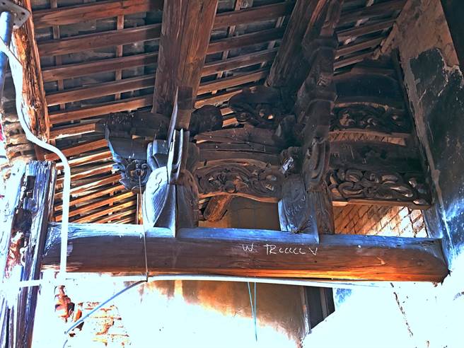 走過風雨歲月的古厝棟架，表現一種久遠的藝術價值。（李金生攝）