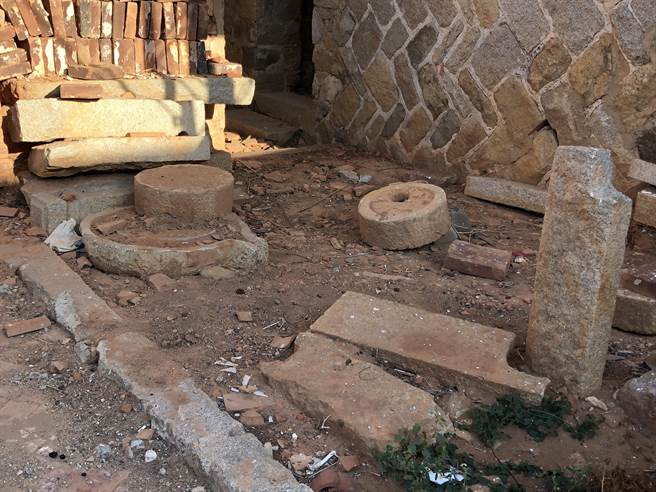 藏興古厝年久失修，雙護龍散落舊時石條和石磨。（李金生攝）