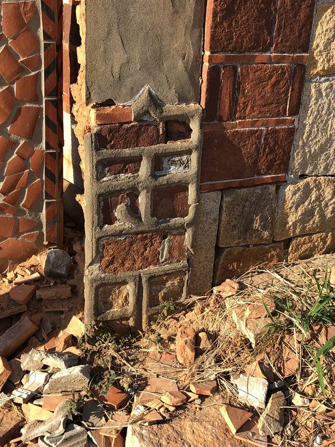 藏興古厝在1949年國軍退守金門初期，大廳堂曾做為游擊隊寢室使用。牆角水泥雕塑的「金門」2字已掩埋在瓦礫碎石中。（李金生攝）