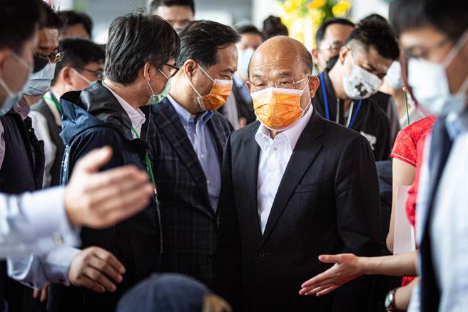 国民党立委蒋万安昨天在市场宣传反莱猪遭民眾呛「为什么吃莱牛」行政院长苏贞昌15日南下高雄受访时酸蒋万安「要讲就一起讲，不要只捡莱猪讲」。（袁庭尧摄）