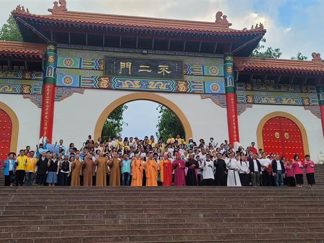 「活出爱祈福之路」健走活动藉由宗教的融合，推动社会和谐，邀请高雄在地居民、佛教及天主教的信徒一起健走约34公里的路。(图/永庆房产集团提供)