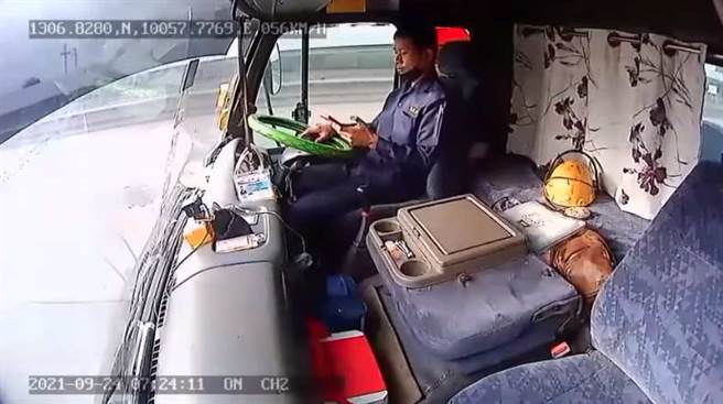 司机开车一路滑手机，滑到人生登出。(翻摄自 机油专家 易油网 Eoil脸书)