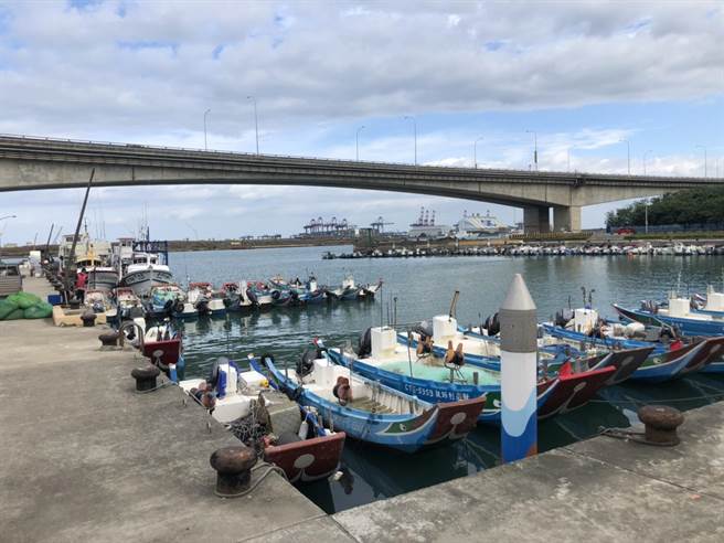 下罟子渔港为二级渔港，停放100多艘舢舨、机渔船，从事流刺网、延绳钓、一支钓等渔业，渔获以花枝、石斑鱼等为主，渔民多自产自销，小却具代表性（戴上容摄）