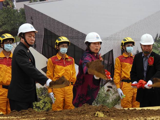花莲县消防局获2亿多万元经费挹注，在四八高地民意营区现址，兴建特种搜救训练基地暨防灾教育园区，今动土开工，预计明年12月完工启用。（罗亦晽摄）
