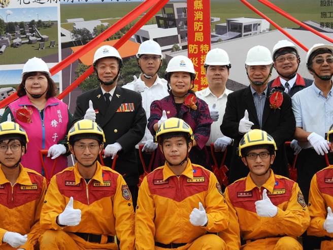 花莲县消防局获2亿多万元经费挹注，在四八高地民意营区现址，兴建特种搜救训练基地暨防灾教育园区，今动土开工，预计明年12月完工启用。（罗亦晽摄）