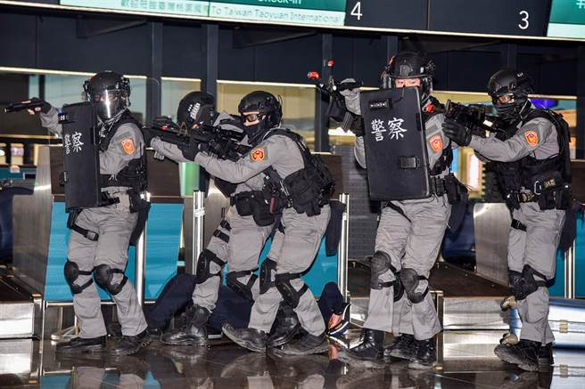 桃機公司15日於第二航廈出境大廳舉辦重大人為危安及恐怖攻擊應變演習，演習相當逼真，現場的爆破場面及槍聲震撼航廈出境大廳。圖為演習模擬暴徒持槍挾持人質，警方出動保一總隊維安特勤警力及桃園市警局特警順利制伏暴徒。（桃機公司提供）
