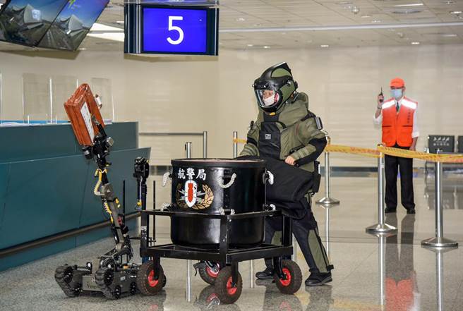 桃機公司15日於第二航廈出境大廳舉辦重大人為危安及恐怖攻擊應變演習，演習相當逼真，現場的爆破場面及槍聲震撼航廈出境大廳。圖為航廈內出現疑似爆裂物，航警局出動防爆小組即時進行處置。（桃機公司提供）