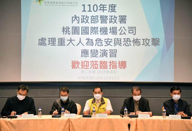 參與演習單位會後立即召開會議並針對可改善之事項進行討論。（桃機公司提供）