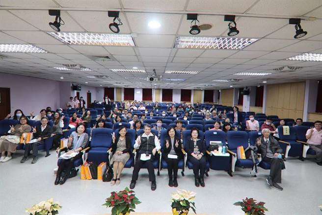 （新北市劳工局委托育成基金会营运的三重职重中心，15日特别举办「成立10周年服务座谈会」。图／新北市劳工局提供）