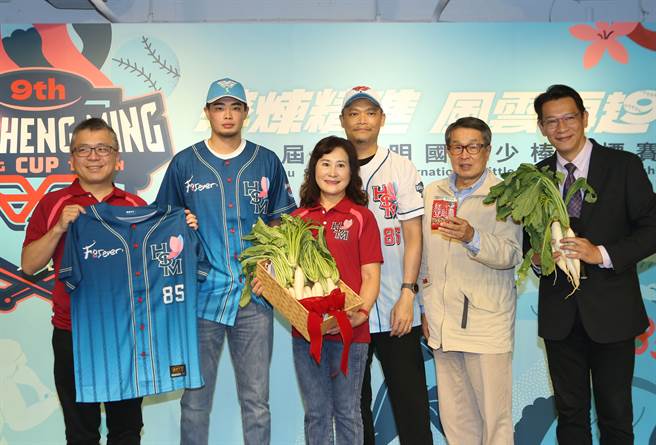 第9届徐生明杯将在27日开打，旅美小将陈柏毓（左二起）、「师母」谢荣瑶、名球评潘忠韦出席记者会。（陈怡诚摄）