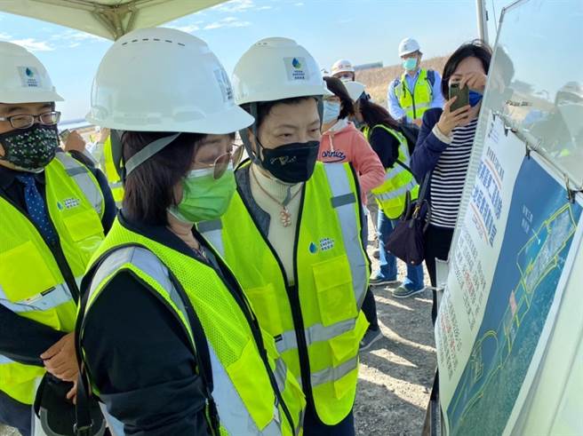 经济部长王美花（左三）现勘云林离岛工业区，将跨部会协助发展绿能。（张朝欣摄）