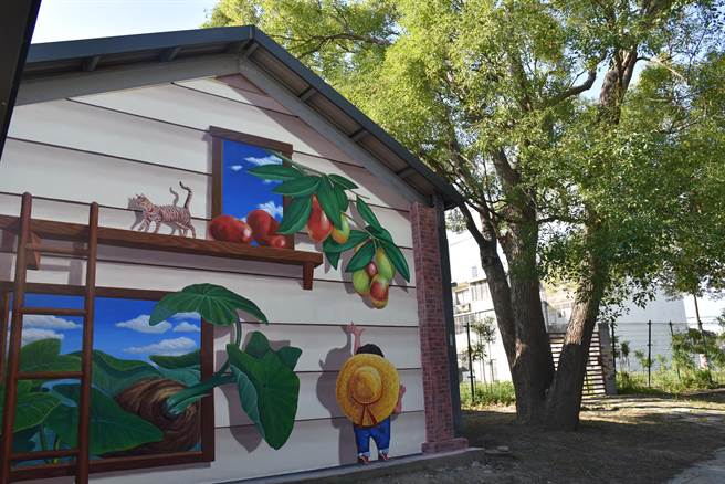 苗栗特色馆奉茶亭旁彩绘墙面以公馆特色农特产品红枣及芋头为主题。（谢明俊摄）