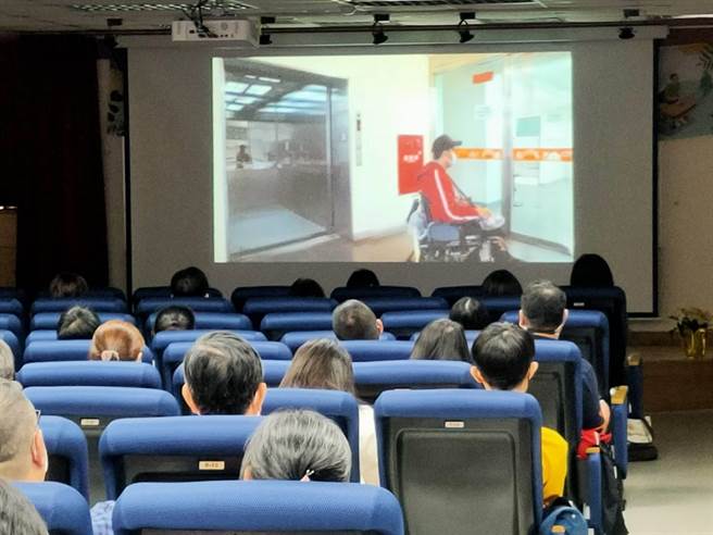 座谈会简介10年来的服务成果，还拨放了小金的故事「专心做好一件事 他会超乎您的想像」纪录影像。（戴上容摄）