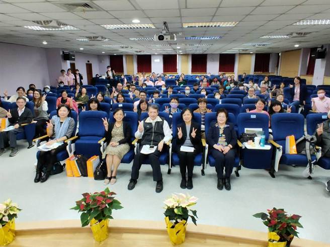 劳工局15日举行「成立10周年服务座谈会」，劳工局长陈瑞嘉（中）到场关心表示，10年期间已帮助6千人身障就业。（戴上容摄）