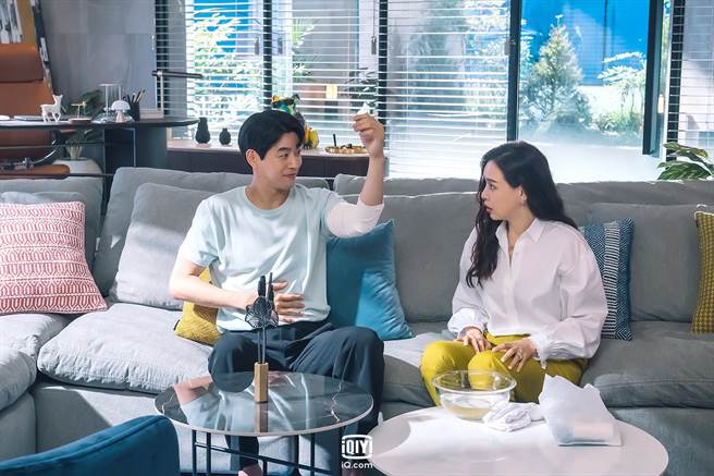 李相仑（左）表示和李荷妮变熟后常笑场。（爱奇艺国际站提供）