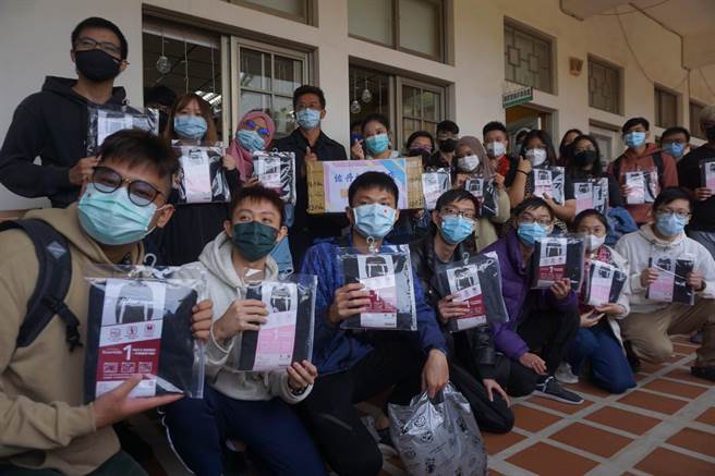 经营品牌服饰连锁店的金大毕业校友李锺灵（中），今天也特别送来全新「发热衣」，让来自东南亚的学弟、学妹感受寒冬送暖的满满关怀。（金大提供）