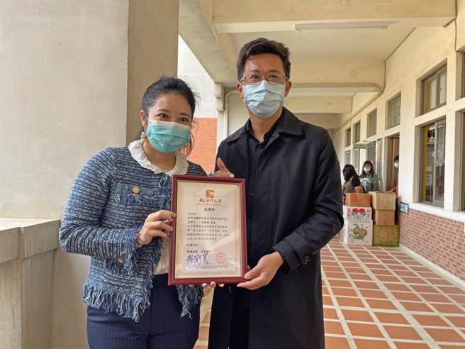 金大国际长致赠感谢状给关心青年学子的毕业校友李锺灵（右）。（金大提供）