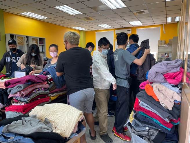 金门乡亲热情捐出的冬衣塞满金大国际处办公室。（金大提供）