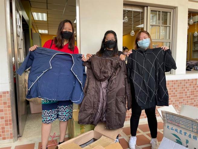 挑到自己喜欢的衣服，同学们都好开心。（金大提供）