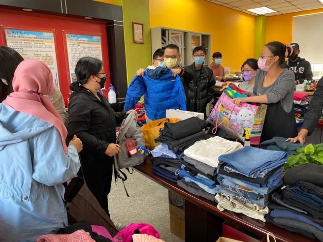 其中不乏还挂着厂牌、洗衣标，尚未拆封的新衣。（金大提供）