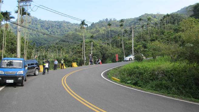 东山区仙公庙附近一处大转弯路口，昨日下午一名男子被发现陈尸在约2公尺深的山坡。（读者提供／张毓翎台南传真）