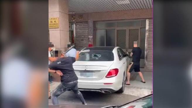 台中大里4人持球棒狂砸车。（图／翻摄自中部记者爆料网）