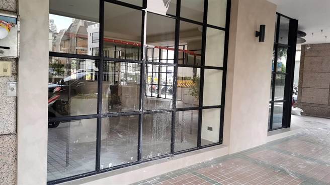 台中市南屯区一家服饰店14日凌晨遭到2名男子砸店，警方今已逮捕2嫌，但老板娘却被网友爆料黑歷史。（图／民眾提供）