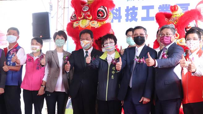 台南市七股科技工业区动土典礼，台南市副市长赵卿惠（右四）、台南市议会议长郭信良（右五）及立委陈亭妃（右六）等人参加。（张毓翎摄）