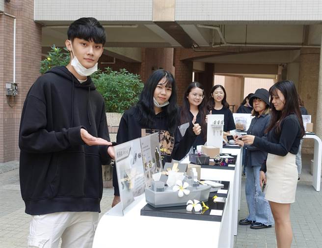 樹德科大生活產品設計系師生打造地方文創禮品，溶入高雄地方元素，設計出的生活小物很有意思。（林瑞益攝）