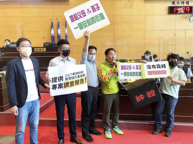 市議員謝志忠(左四)等人15日質詢時，集體拿「黑箱」怒轟市府表達「沒有真相、沒有治安」，強力要求警局打開黑箱，明確釐清「現行犯」定義，成立專案小組調查、缺失釐正列為教案。(陳世宗攝)