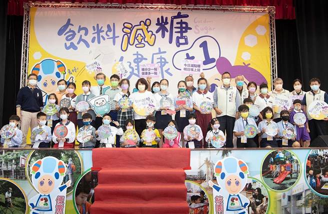 嘉义市长黄敏惠（第二排中）称讚学童设计减糖饮料杯封膜有创意。 （嘉义市政府提供／廖素慧嘉市传真）